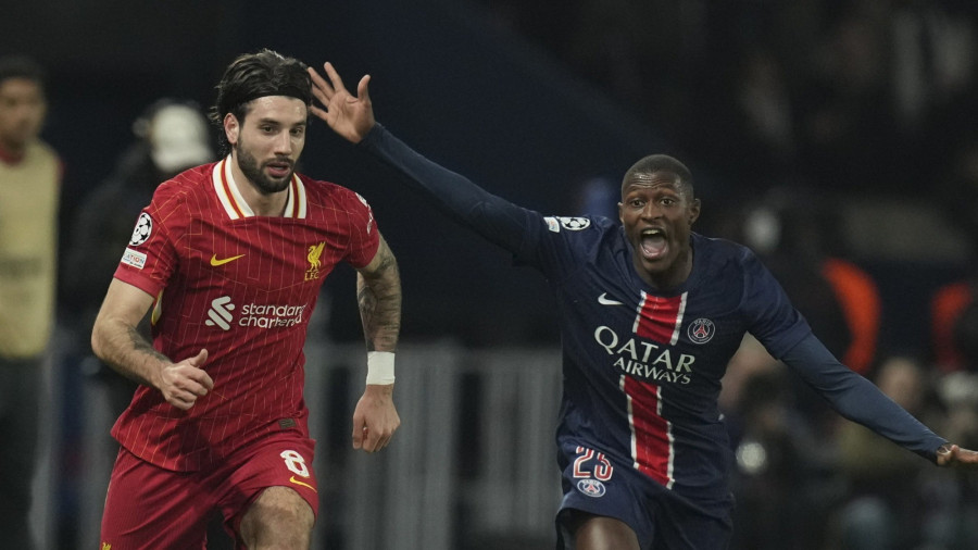 Szoboszlai Dominik, a Liverpool (b) és Nuno Mendes, a Paris Saint-Germain játékosa a labdarúgó Bajnokok Ligája nyolcaddöntőjének Paris Saint-Germain - Liverpool első mérkőzésén Párizsban 2025. március 5-én. MTI/AP/Christophe Ena