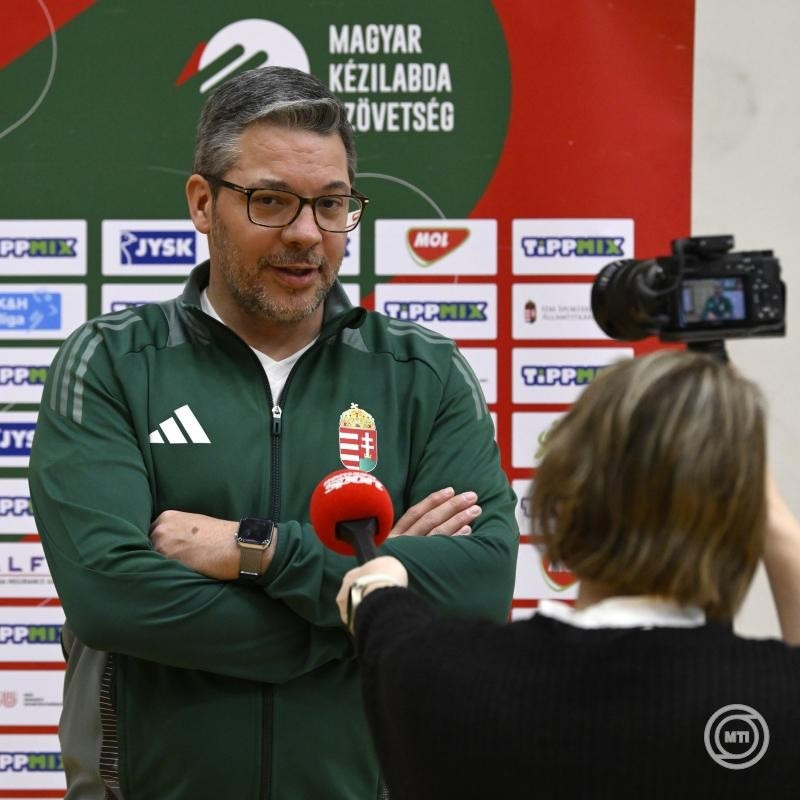 Chema Rodríguez, a magyar válogatott szövetségi kapitánya nyilatkozik a sajtónak a magyar férfi kézilabda-válogatott edzése előtt a felcsúti Pancho Arénában 2025. március 14-én. A csapat az Európa-bajnoki selejtezősorozat negyedik fordulójában Montenegróval játszik március 16-án Tatabányán. MTI/Purger Tamás