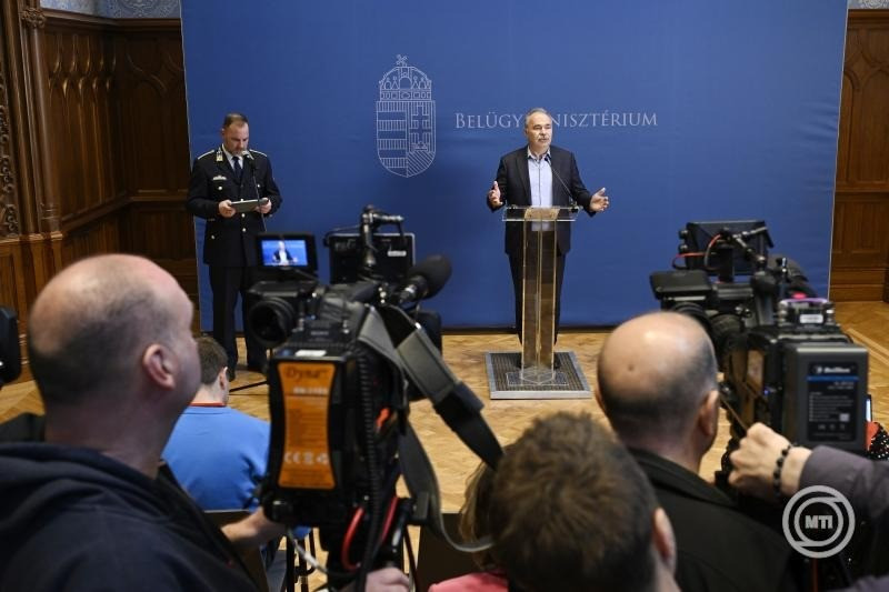  Nagy István agrárminiszter (j) sajtótájékoztatót tart a ragadós száj- és körömfájás fertőző betegségről az állategészségügyi operatív törzs ülése után a Belügyminisztérium Szentháromság téri új épületében 2025. április 5-én. Balról Gál Kristóf, az Országos Rendőr-főkapitányság (ORFK) szóvivője. MTI/Lakatos Péter