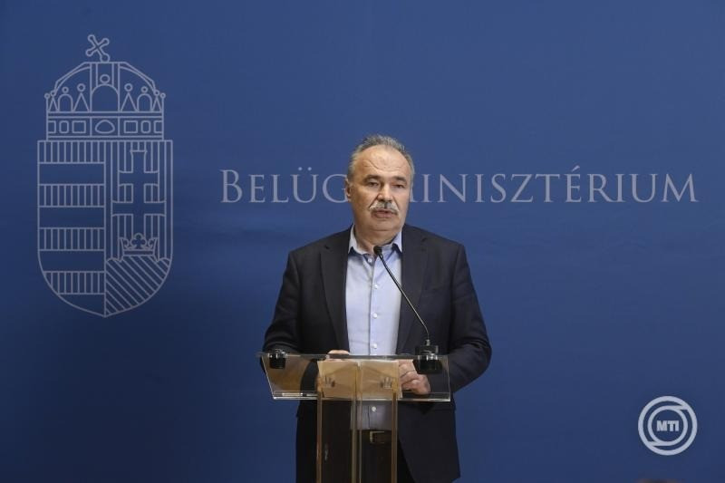 Sajtótájékoztató a ragadós száj- és körömfájás fertőző betegségről Budapest, 2025. április 5. Nagy István agrárminiszter sajtótájékoztatót tart a ragadós száj- és körömfájás fertőző betegségről az állategészségügyi operatív törzs ülése után a Belügyminisztérium Szentháromság téri új épületében 2025. április 5-én. MTI/Lakatos Péter