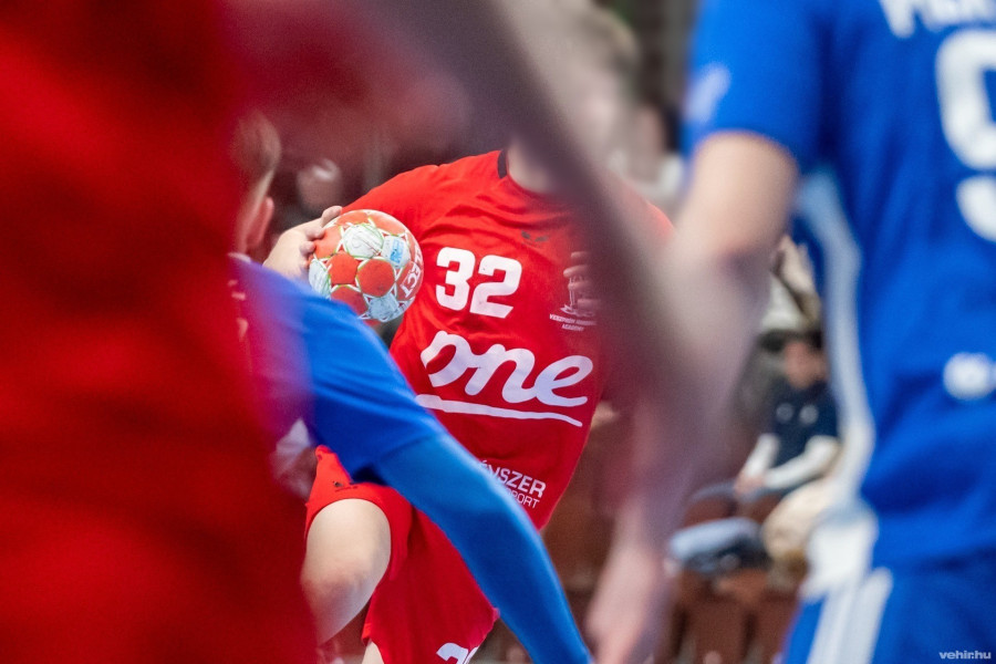 Nagy leehetőség előtt a veszprémi akadémisták (archív fénykép)