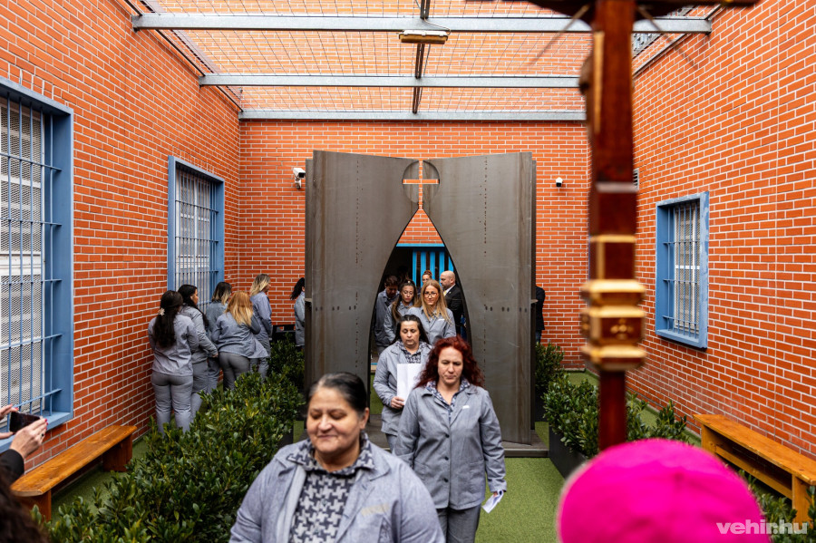 A szent kapu felavatása