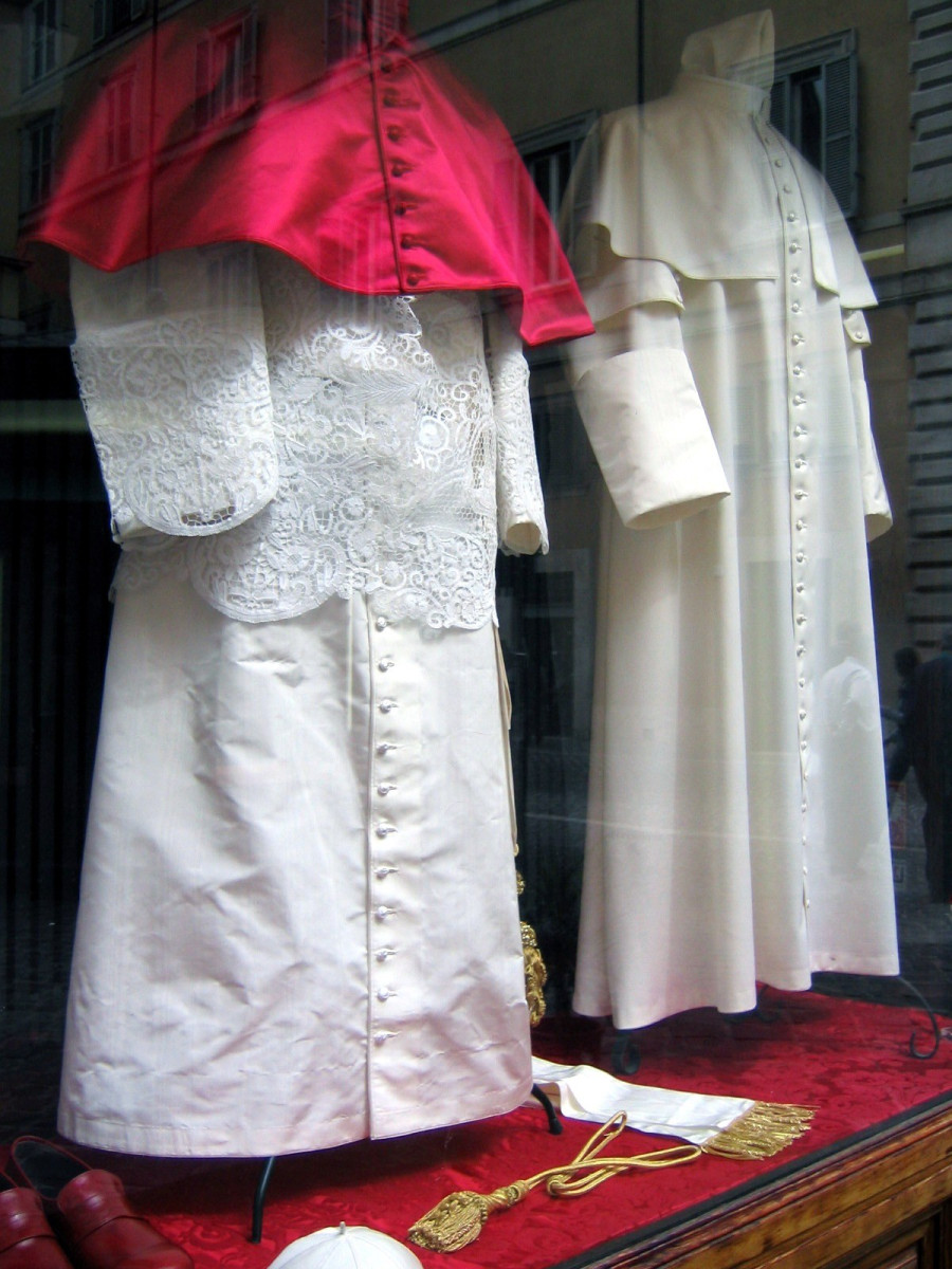 A pápai kollekció a Gammarelli szabóság kirakatában a 2005-ös konklávé idején (Fotó: Anthony M., Wikimedia)