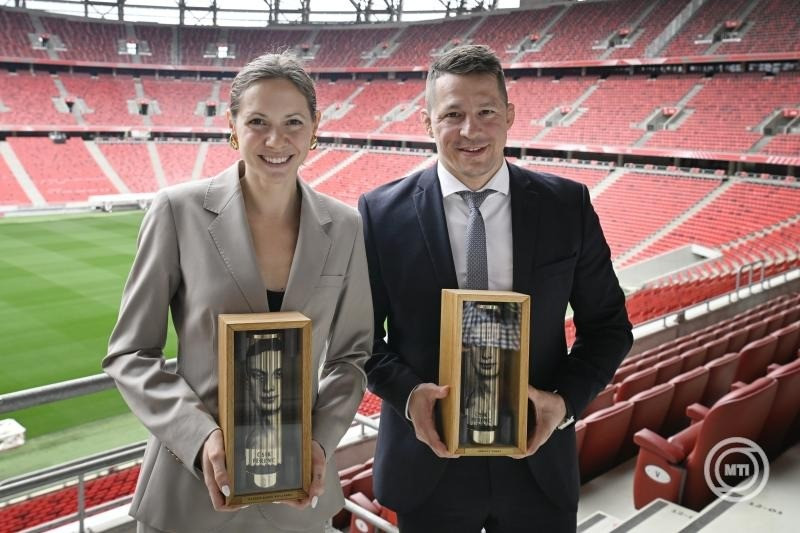 A Csik Ferenc-díjjal elismert Kapás Boglárka olimpiai bronzérmes, világbajnok és hétszeres Európa-bajnok úszó és Lőrincz Tamás olimpiai bajnok, világbajnok és négyszeres Európa-bajnok birkózó a Honvédelmi Minisztérium sportért felelős államtitkárságának, a magyar sport napja alkalmából rendezett ünnepsége után a Puskás Arénában 2025. május 6-án. MTI/Koszticsák Szilárd