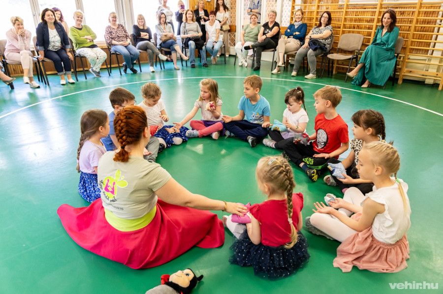 Légman-Koltai Lilla és a Kisvuk csoport óvodásai