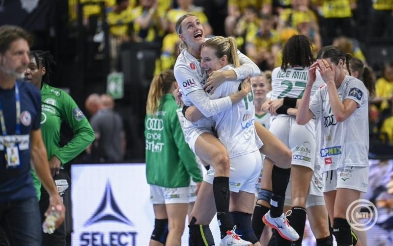 Budapest, 2025. május 31. A győri játékosok ünneplik győzelmüket a női kézilabda Bajnokok Ligája elődöntőjében játszott Győri Audi ETO KC - Team Esbjerg mérkőzés végén az MVM Dome-ban 2025. május 31-én. A címvédő Győr 29-28-ra győzött. MTI/Purger Tamás