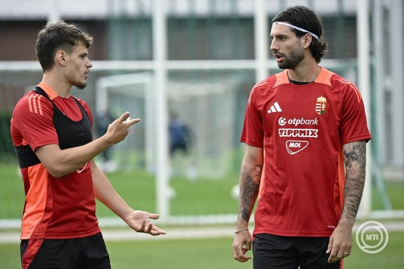 Kerkez Milos (b) és Szoboszlai Dominik a magyar labdarúgó-válogatott edzésén az MLSZ Telki Edzőközpontjában 2025. június 3-án. A magyar csapat június 6-án Svédország válogatottját fogadja a Puskás Arénában, négy nappal később pedig Azerbajdzsán együttese ellen Bakuban lép pályára. MTI/Koszticsák Szilárd