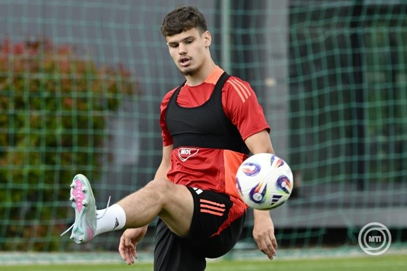 Kerkez Milos a magyar labdarúgó-válogatott edzésén az MLSZ Telki Edzőközpontjában 2025. június 3-án. A magyar csapat június 6-án Svédország válogatottját fogadja a Puskás Arénában, négy nappal később pedig Azerbajdzsán együttese ellen Bakuban lép pályára. MTI/Koszticsák Szilárd