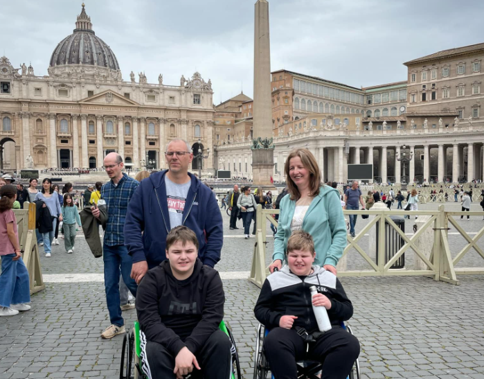 Benedek és családja a Szent Péter téren