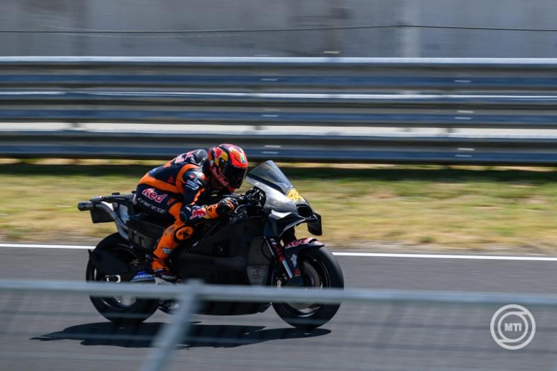 A spanyol Pol Espargaró, a Red Bull KTM Factory Racing tesztpilótája a MotoGP tesztnapján Balatonfőkajáron 2025. június 26-án. A balatonfőkajári Balaton Park Circuit az idén a gyorsaságimotoros-világbajnokság, valamint a Superbike-vb magyarországi fordulóját is lebonyolítja. MTI/Vasvári Tamás