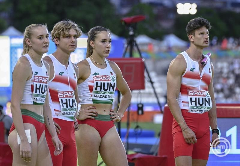 Molnár Janka, Kovács Árpád, Kriszt Sarolta és Enyingi Patrik (b-j) az atlétikai csapat Európa-bajnokság 4x100 méteres vegyes váltófutás versenyszámában Madridban 2025. június 29-én. MTI/Bodnár Boglárka