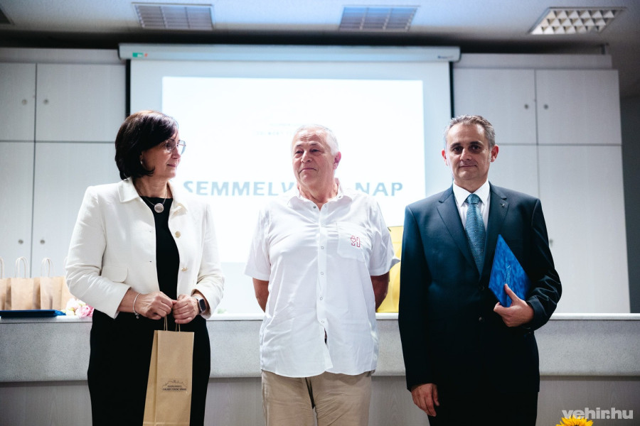 Főigazgatói dicséretben részesült dr. Bujdosó László (középen)
