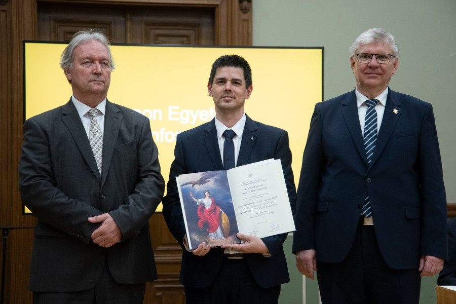 Az "MTA Kiváló Kutatóhely" minősítés ünnepélyes átadása (balról: Freund Tamás, az MTA elnöke; Süle Zoltán, a PE-MIK dékánja; Hunyady László, a Kutatóhelyeket Minősítő Tanács elnöke) - Fotó: mta.hu / Szigeti Tamás