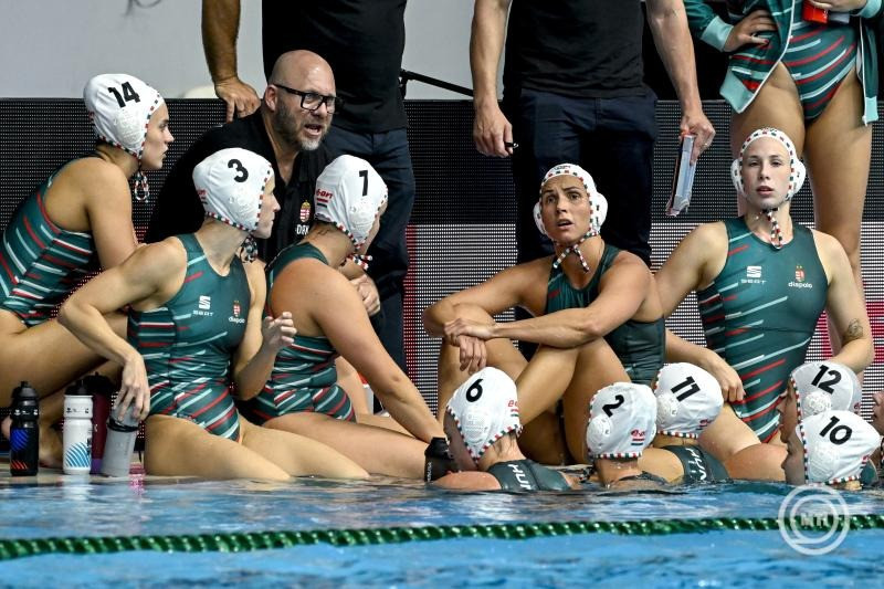 Cseh Sándor szövetségi kapitány (k) a női vízilabdatorna negyeddöntőjében játszott Magyarország - Olaszország mérkőzésen a szingapúri vizes világbajnokságon az OCBC Aquatic Centre-ben 2025. július 19-én. MTI/Koszticsák Szilárd