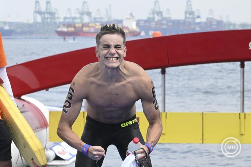 Betlehem Dávid a férfi nyíltvízi úszók 3 kilométeres kieséses versenyének céljában a szingapúri vizes világbajnokságon a Sentosa-szigetnél 2025. július 19-én. MTI/Koszticsák Szilárd