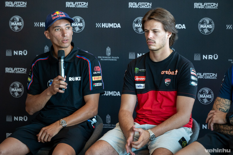 Toprak Razgatlioglu (balra) és Nicoló Bulega