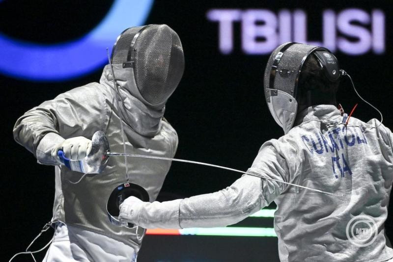 Szilágyi Áron (b) és az olasz Luca Curatoli a férfi kardozók csapatversenyének döntőjében a tbiliszi vívó-világbajnokságon 2025. július 28-án. A magyar csapat 45-37-re kikapott az olaszoktól. MTI/Czeglédi Zsolt