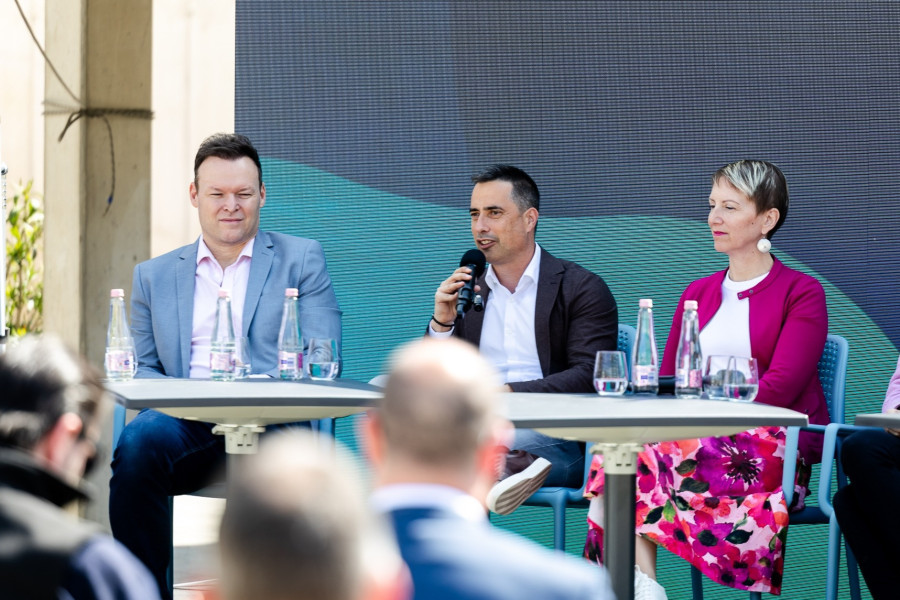 Kiss Balázs olimpiai bajnok, Ovádi Péter országgyűlési képviselő, és Markovits Alíz, a VEB 2023 Zrt. vezérigazgatója a pályázaton való indulás tavaszi bejelentése során (archív fénykép)