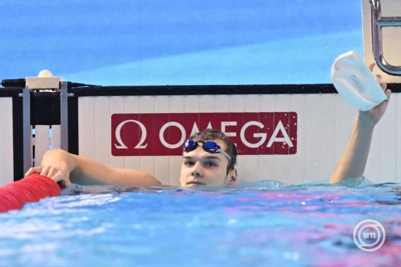 A győztes Kós Hubert a férfi 200 méteres hátúszás döntője után a szingapúri vizes világbajnokságon a World Aquatics Arénában 2025. augusztus 1-jén. Kós Hubert Európa-csúccsal aranyérmet nyert. MTI/Illyés Tibor