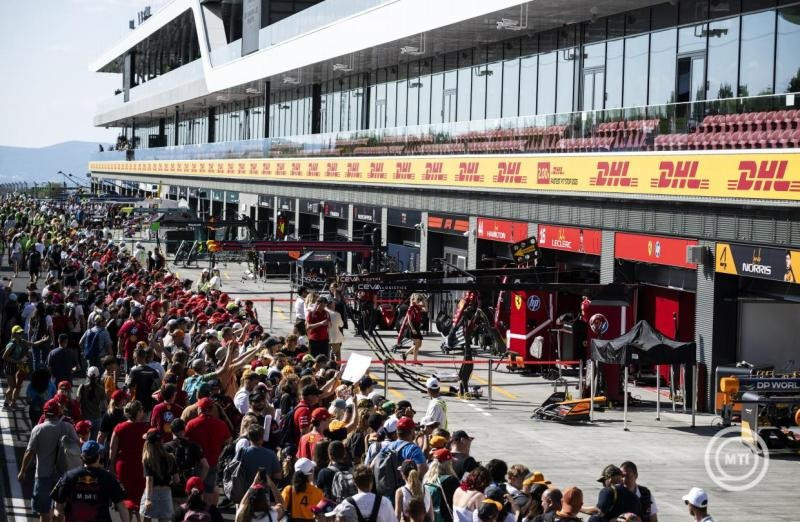 A boxutca-látogatás résztvevői a Forma-1-es Magyar Nagydíj kezdete előtti napon a mogyoródi Hungaroringen 2025. július 31-én. MTI/Bodnár Boglárka