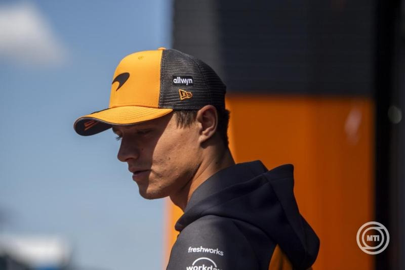 Lando Norris, a McLaren brit versenyzője a Forma-1-es Magyar Nagydíj első időmérő edzése előtt a mogyoródi Hungaroringen 2025. augusztus 1-jén. MTI/Balogh Zoltán