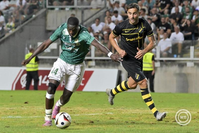 Győr, 2025. augusztus 14. Samsindin Ouro, a Győr (b) és Sotirios Papagiannopoulos, a Stockholm játékosa a labdarúgó Konferencia-liga selejtezőjének harmadik fordulójában játszott ETO FC - AIK Stockholm visszavágó mérkőzésen a győri ETO Stadionban 2025. augusztus 14-én. A Győr 2-0-ra győzött és 3-2-es összesítéssel továbbjutott. MTI/Krizsán Csaba