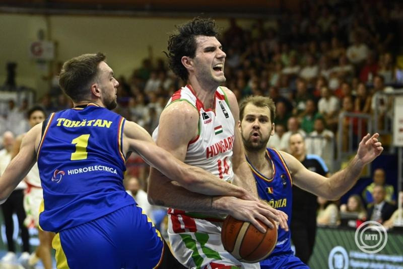 Szolnok, 2025. augusztus 16. Golomán György (k) és a román Lucas Tohatan (b) a férfi kosárlabda világbajnoki előselejtező B csoportjának 3. fordulójában játszott Magyarország-Románia mérkőzésen a szolnoki Tiszaligeti Sportcsarnokban 2025. augusztus 16-án. MTI/Bodnár Boglárka