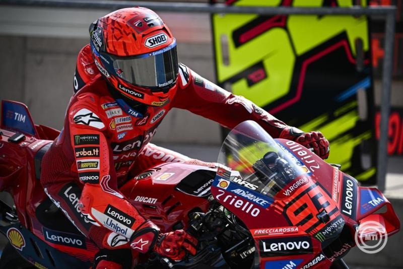 Balatonfőkajár, 2025. augusztus 23. A spanyol Marc Márquez, a Ducati Lenovo Team versenyzője a MotoGP Magyar Nagydíj második szabadedzésén a balatonfőkajári gyorsaságimotoros-világbajnokságon, a Balaton Park Circuit versenypályán 2025. augusztus 23-án. MTI/Bodnár Boglárka