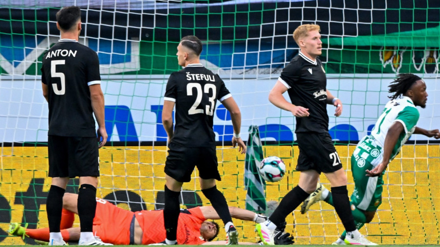Claudy Mbuyi, a Rapid Wien játékosa (j) gólja a labdarúgó Konferencia-liga selejtezõjének negyedik fordulójában játszott Rapid Wien - ETO FC visszavágó mérkõzésen a bécsi Allianz Stadionban 2025. augusztus 28-án.MTI/Illyés Tibor