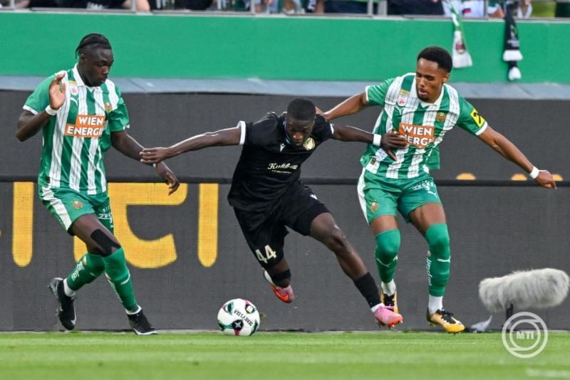 Samsindin Ouro (k) a Győr (b), valamint Serge-Philippe Raux-Yao (b) és Petter Dahl, a Rapid Wien játékosa a labdarúgó Konferencia-liga selejtezőjének negyedik fordulójában játszott Rapid Wien - ETO FC visszavágó mérkőzésen a bécsi Allianz Stadionban 2025. augusztus 28-án. MTI/Illyés Tibor