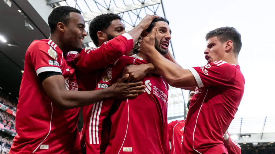 Szoboszlai Dominik, a Liverpool játékosa ünnepel csapattársaival, miután megszerezte csapata első gólját, amellyel 1–0-ra vezetett a Liverpool és az Arsenal közötti Premier League-mérkőzésen az Anfield stadionban, 2025. augusztus 31-én, Liverpoolban, Angliában. Fotó: Gaspafotos/MB Media/Getty Images