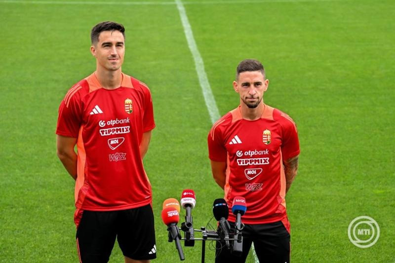 Tóth Barnabás, az egyik újonc (b) és Nagy Zsolt a magyar labdarúgó-válogatott sajtótájékoztatóján az MLSZ Telki Edzőközpontjában 2025. szeptember 3-án. A magyar csapat szeptember 6-án Írország ellen lép pályára Dublinban, három nappal később pedig Portugália együttesét fogadja a Puskás Arénában. MTI/Illyés Tibor