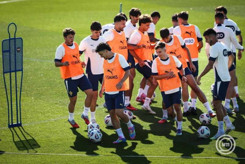 A portugál labdarúgó-válogatott tagjai edzenek a Lisszabon közelében lévő Oeirasban 2025. szeptember 4-én. Portugália szeptember 6-án Örményországgal, majd szeptember 9-én Magyarországgal játszik a 2026-os labdarúgó-világbajnokság európai selejtezőinek F csoportjában. MTI/EPA-LUSA/Rodrigo Antunes