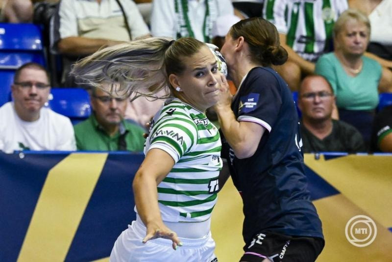 Klujber Katrin, a Ferencváros (b) és Mie Hojlund, a Odense HB játékosa a női kézilabda Bajnokok Ligája B csoportjának 1. fordulójában játszott FTC-Rail Cargo Hungaria - Odense Handbold mérkőzésen az Érd Arénában 2025. szeptember 6-án. MTI/Hegedüs Róbert