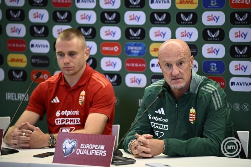 Marco Rossi szövetségi kapitány (j) és Szalai Attila a magyar labdarúgó-válogatott sajtótájékoztatóján a dublini Aviva Stadionban 2025. szeptember 5-én. A magyar csapat az ír válogatott ellen lép pályára Dublinban a 2026-os világbajnokság selejtezőjében szeptember 6-án. MTI/Bodnár Boglárka