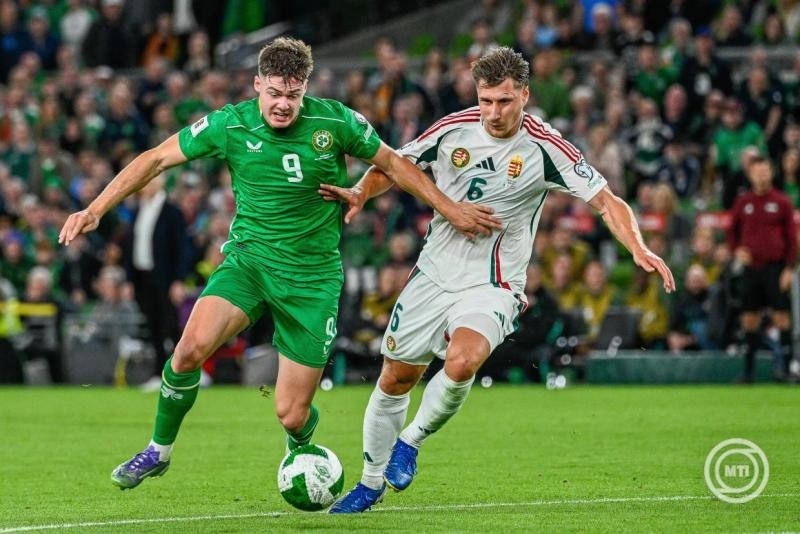 Willi Orban (j) és az ír Evan Ferguson az Írország-Magyarország labdarúgó világbajnoki selejtező mérkőzésen a dublini Aviva Stadionban 2025. szeptember 6-án. MTI/Bodnár Boglárka