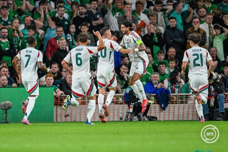 A gólszerző Sallai Roland (b3) és Szoboszlai Dominik (b4) ünnepel a magyar csapat második gólja után az Írország-Magyarország labdarúgó világbajnoki selejtező mérkőzésen a dublini Aviva Stadionban 2025. szeptember 6-án. MTI/Bodnár Boglárka