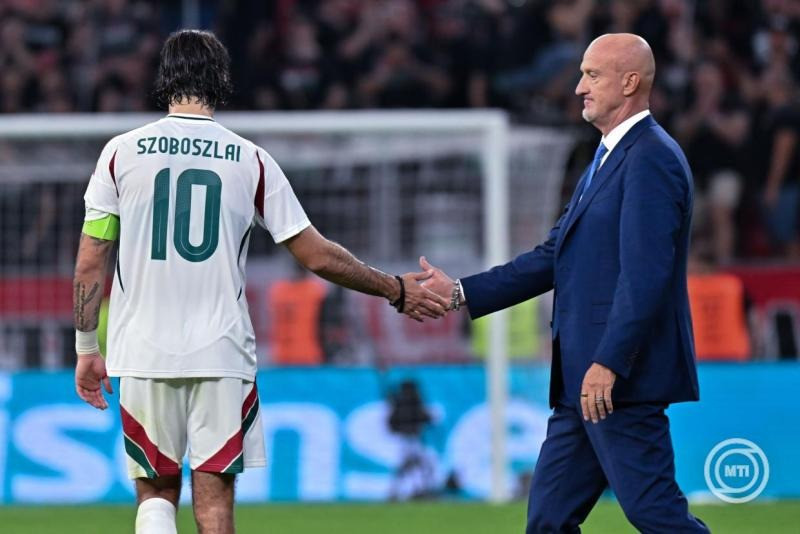 Szoboszlai Dominik és Marco Rossi szövetségi kapitány a Magyarország - Portugália labdarúgó világbajnoki selejtező mérkőzés után a Puskás Arénában 2025. szeptember 9-én. Magyarország - Portugália 2-3. MTI/Illyés Tibor