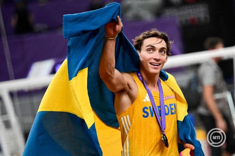 A svéd Armand Duplantis ünnepli győzelmét a férfi rúdugrás döntőjében a tokiói atlétikai világbajnokságon 2025. szeptember 15-én. A címvédő atléta 6,30 méterrel új világcsúcsot állított fel. MTI/Czeglédi Zsolt
