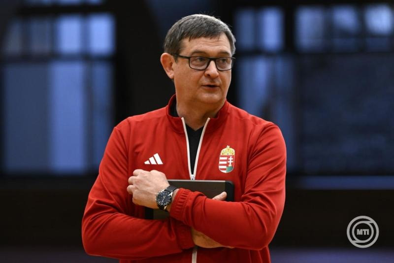 Felcsút, 2025. március 4. Golovin Vlagyimir szövetségi kapitány a magyar női kézilabda-válogatott edzésén a felcsúti Pancho Arénában 2025. március 4-én. MTI/Purger Tamás