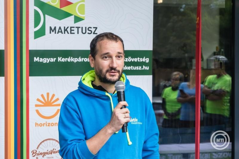 Petényi Mirkó, az Aktív Magyarország Fejlesztési Központ ügyvezetője a Horizont kerékpárosút második, Bakonybél és Keszthely közötti 172 kilométeres szakaszának átadásán Badacsonytomajban 2025. szeptember 15-én. A teljes út mintegy 1500 kilométeren Tokajt és Szentgotthárdot köti majd össze 2026 végére. MTI/Katona Tibor
