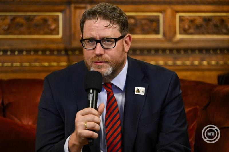 Szöllősi György, a Magyar Sportújságírók Szövetségének elnöke, a Nemzeti Sport főszerkesztője a Nemzeti Sport Gála beharangozó sajtótájékoztatóján a Magyar Állami Operaházban 2025. szeptember 17-én. Január 12-én rendezik meg az Év sportolója díjátadó ünnepséget, amelynek új elnevezése Nemzeti Sport Gála, s amelyre ezúttal is a Magyar Állami Operaházban kerül sor. MTI/Hegedüs Róbert