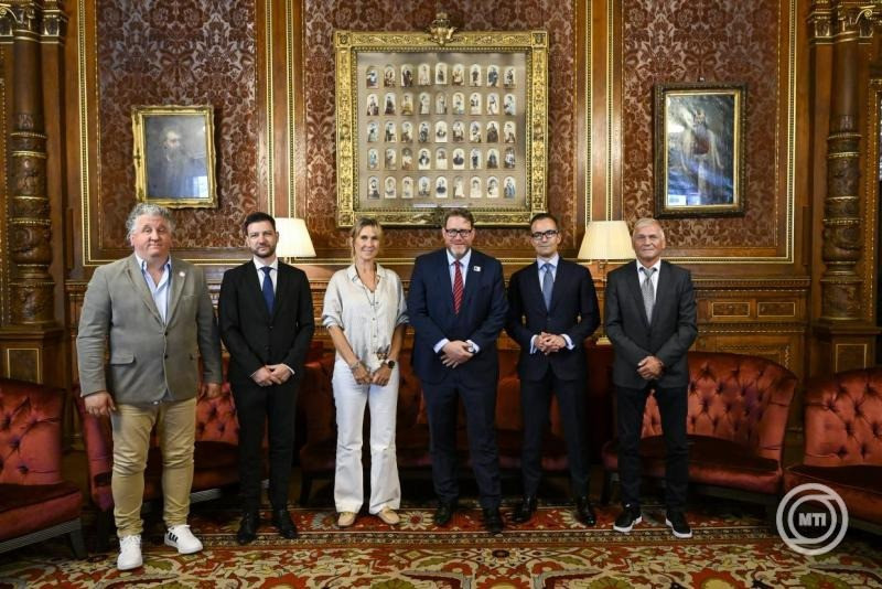 Ókovács Szilveszter, a Magyar Állami Operaház főigazgatója, Papp Dániel, az MTVA vezérigazgatója, Nagy Tímea kétszeres olimpiai bajnok párbajtőrvívó, az esemény nagykövete, Szöllősi György, a Magyar Sportújságírók Szövetségének elnöke, a Nemzeti Sport főszerkesztője, Kutas István, a Magyar Bankholding (MBH) kommunikációs ügyvezető igazgatója és Détári Lajos hatvanegyszeres válogatott, hétszeres világválogatott labdarúgó, az esemény nagykövete (b-j) a Nemzeti Sport Gála beharangozó sajtótájékoztatóján a Magyar Állami Operaházban 2025. szeptember 17-én. Január 12-én rendezik meg az Év sportolója díjátadó ünnepséget, amelynek új elnevezése Nemzeti Sport Gála, s amelyre ezúttal is a Magyar Állami Operaházban kerül sor. MTI/Hegedüs Róbert