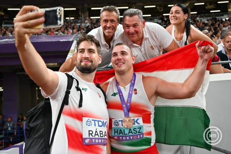 A bronzérmes Halász Bence (elöl, j), a tizenegyedik helyen végzett Rába Dániel (elöl, b) valamint Igaz Bálint sportmasszőr, Németh Zsolt edző és Németh Zsanett kalapácsvető (hátul, b-j) a férfi kalapácsvetés döntője után a tokiói atlétikai világbajnokságon 2025. szeptember 16-án. MTI/Czeglédi Zsolt
