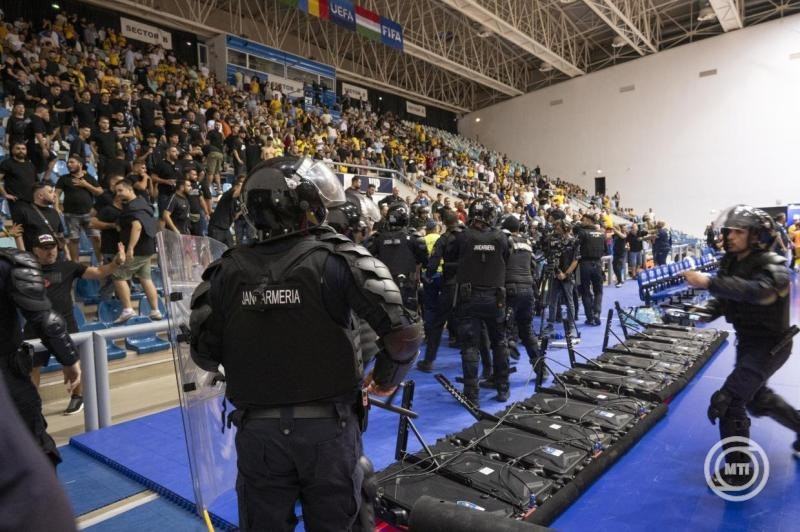 Craiova, 2025. szeptember 24. Rendőrök fékezik meg a román szurkolókat a férfi futsal Európa-bajnoki pótselejtezőben játszott Románia - Magyarország mérkőzésen a Sala Polivalenta din Craiova sportcsarnokban 2025. szeptember 24-én. MTI/Szigetváry Zsolt
