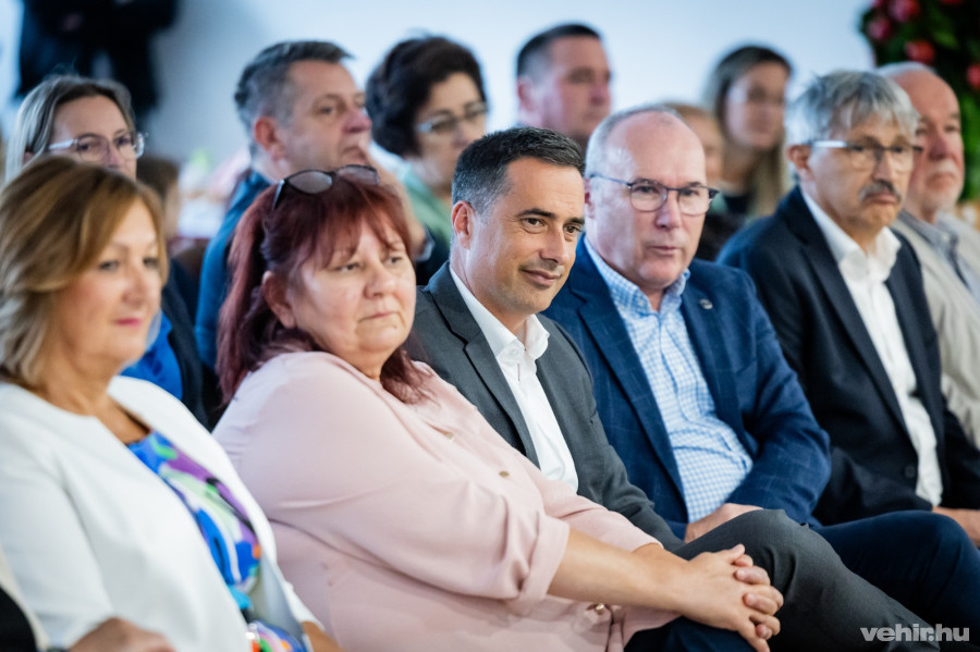 A pénteki gálán jelen volt Ovádi Péter parlamenti képviselő, Porga Gyula polgármester és Katanics Sándor önkormányzati képviselő