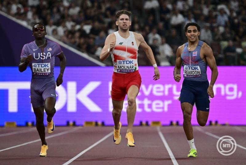 Molnár Attila (k) a férfi 400 méteres síkfutás középdöntőjében a tokiói atlétikai világbajnokságon 2025. szeptember 16-án. MTI/Czeglédi Zsolt