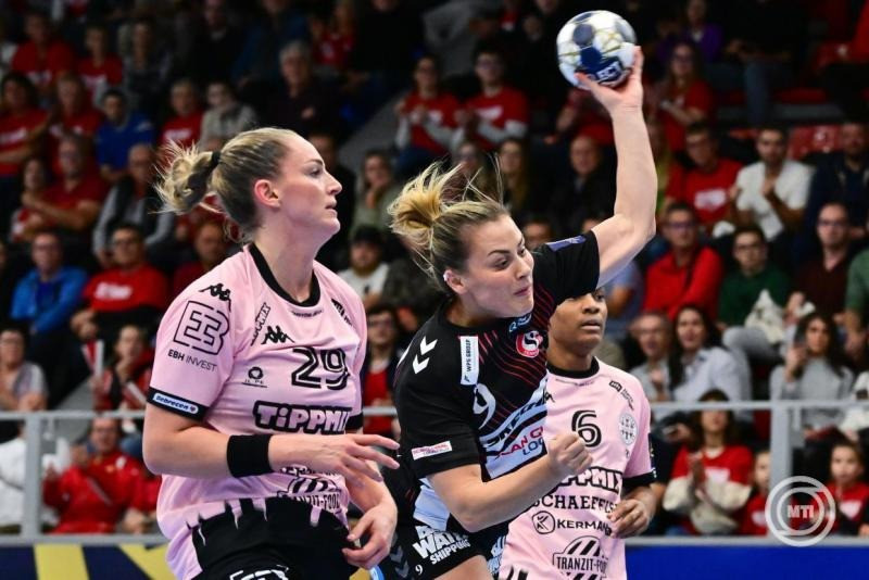 Kristin Thorleifsdóttir (b), a Debrecen és Nora Mork, a dán Esbjerg játékosa a női kézilabda Bajnokok Ligája A csoportjának 4. fordulójában játszott DVSC Schaeffler - Team Esbjerg mérkőzésen a debreceni Hódos Imre rendezvénycsarnokban 2025. október 4-én. MTI/Czeglédi Zsolt