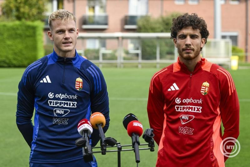 Tóth Balázs (b) és Balogh Botond a magyar labdarúgó-válogatott sajtótájékoztatóján az MLSZ Telki Edzőközpontjában 2025. október 7-én. A magyar csapat október 11-én Örményország ellen lép pályára a Puskás Arénában, három nappal később Lisszabonban a portugálok ellen játszik. MTI/Purger Tamás