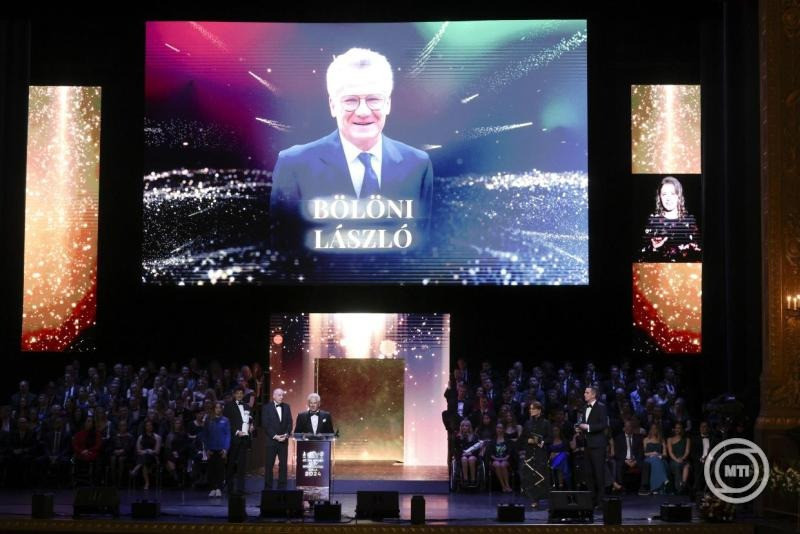 Az életműdíjjal kitüntetett Bölöni László erdélyi magyar BEK-győztes futballista, edző beszél az M4 Sport-Az Év Sportolója Gálán a Magyar Állami Operaházban 2025. január 13-án. Mellette Sulyok Tamás köztársasági elnök. MTI/Hegedüs Róbert